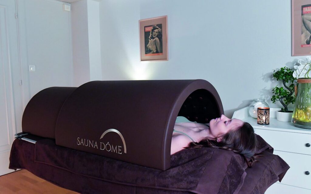 Séance d'infrathérapie avec le sauna dôme