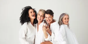 groupe d'amies belles et souriantes