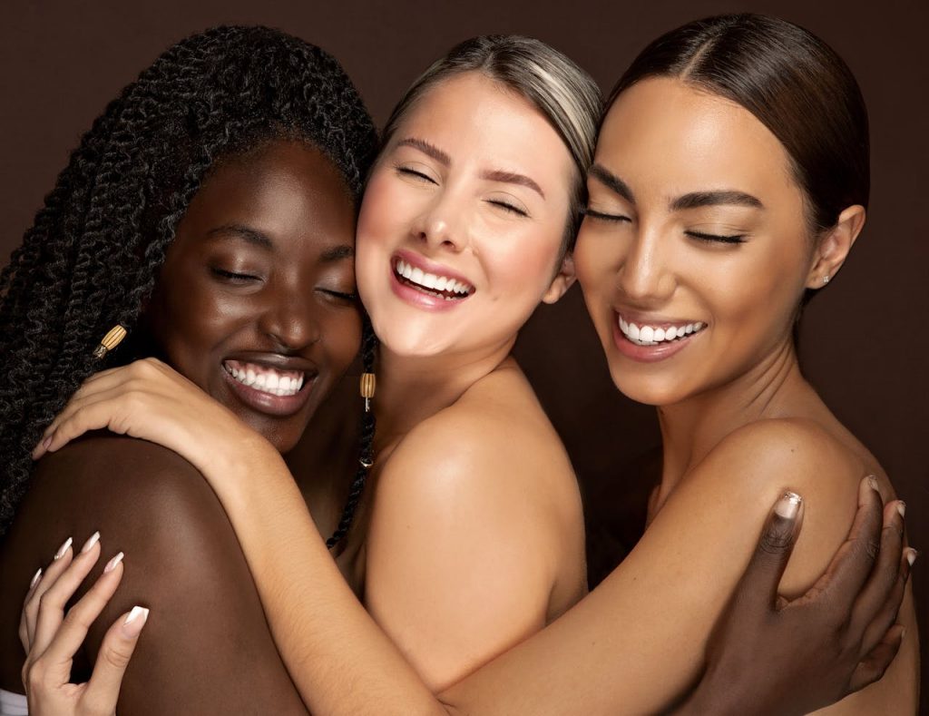 groupe d'amies belles et souriantes