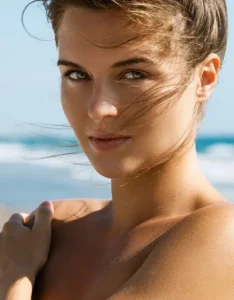belle jeune femme au contour du visage bien dessiné